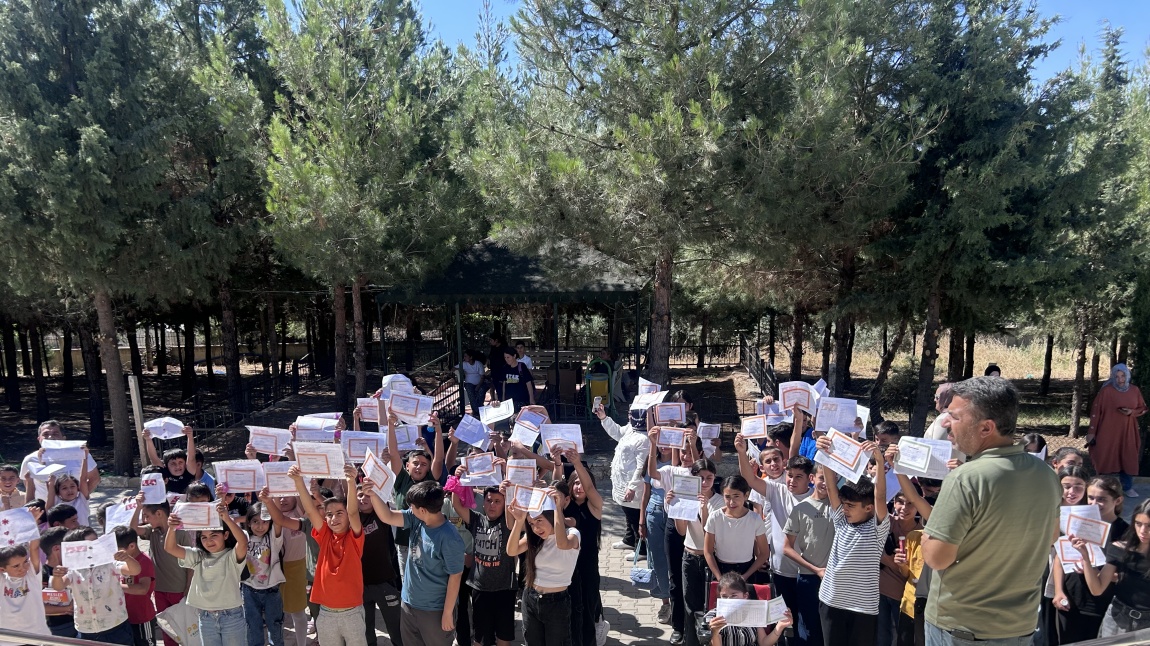 Okulumuzda 2024-2025 Eğitim Öğretim yılı yıl sonu karne heyecanı.